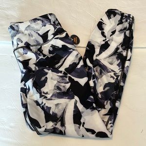 🆕 Avia black and white crop length leggings Sz small